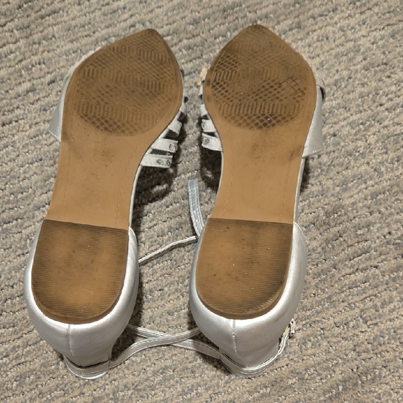 Size 8 Sugar By Francesca's Women's Dazzling Silver Strappy Flats - Picture 2 of 6